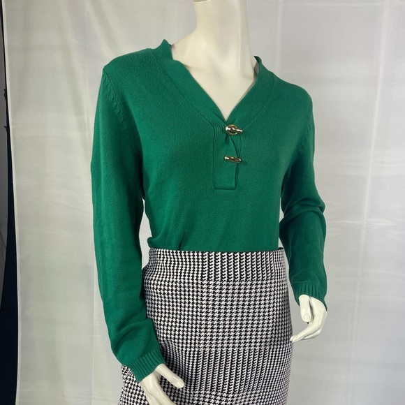 Retro Emerald Green Sweater with gold Clasp - Picture 2 of 5